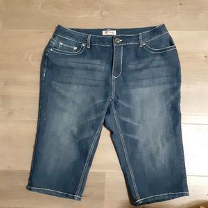 Kiss Therapy cropped jeans 38" waist 16" inseam cotton polyester blend